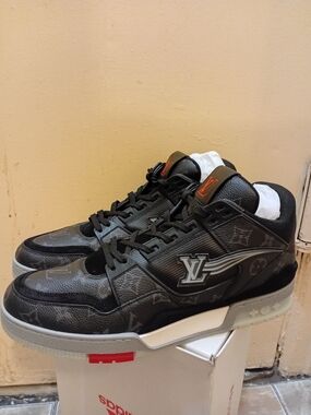 Louis Vuitton Men’s Black LV Low-Top Sneakers